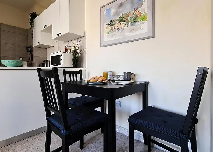 Lisa's - Margarita Gardens 파포스